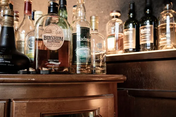 Die Bar des Restaurant Spitz mit gefüllten Regalen