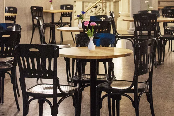 Das Bistro mit kleinen Tischen