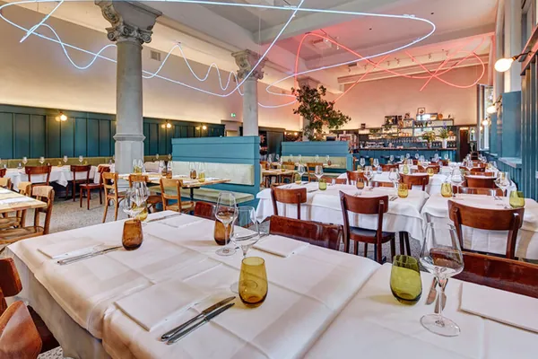 Festlich gedeckter Restaurantsaal im Spitz